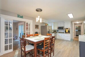 Dining - Ivywood Escape Stylish + Relaxing Stay (Nashville)
