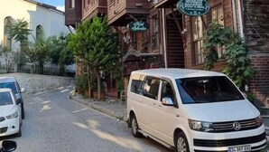 Ένα παλιό κτίριο, στο ισόγειο του οποίου υπάρχει μια επιγραφή που γράφει «HURLEY HOTEL».