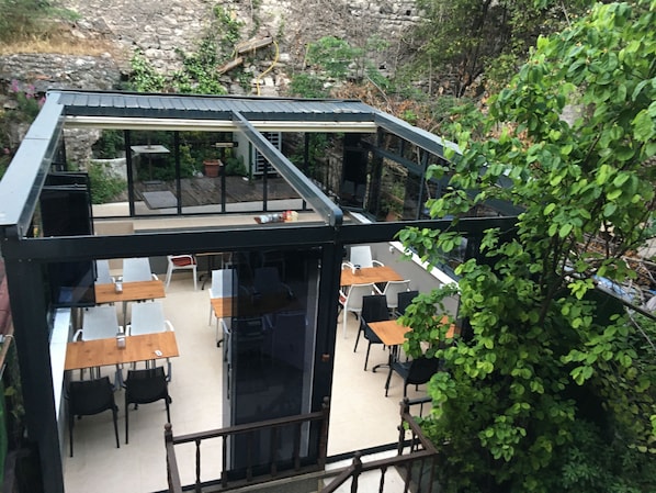 Petit déjeuner buffet (10 EUR par personne)