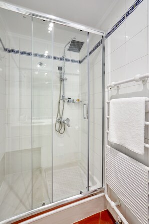 Douche, sèche-cheveux, serviettes fournies, savon