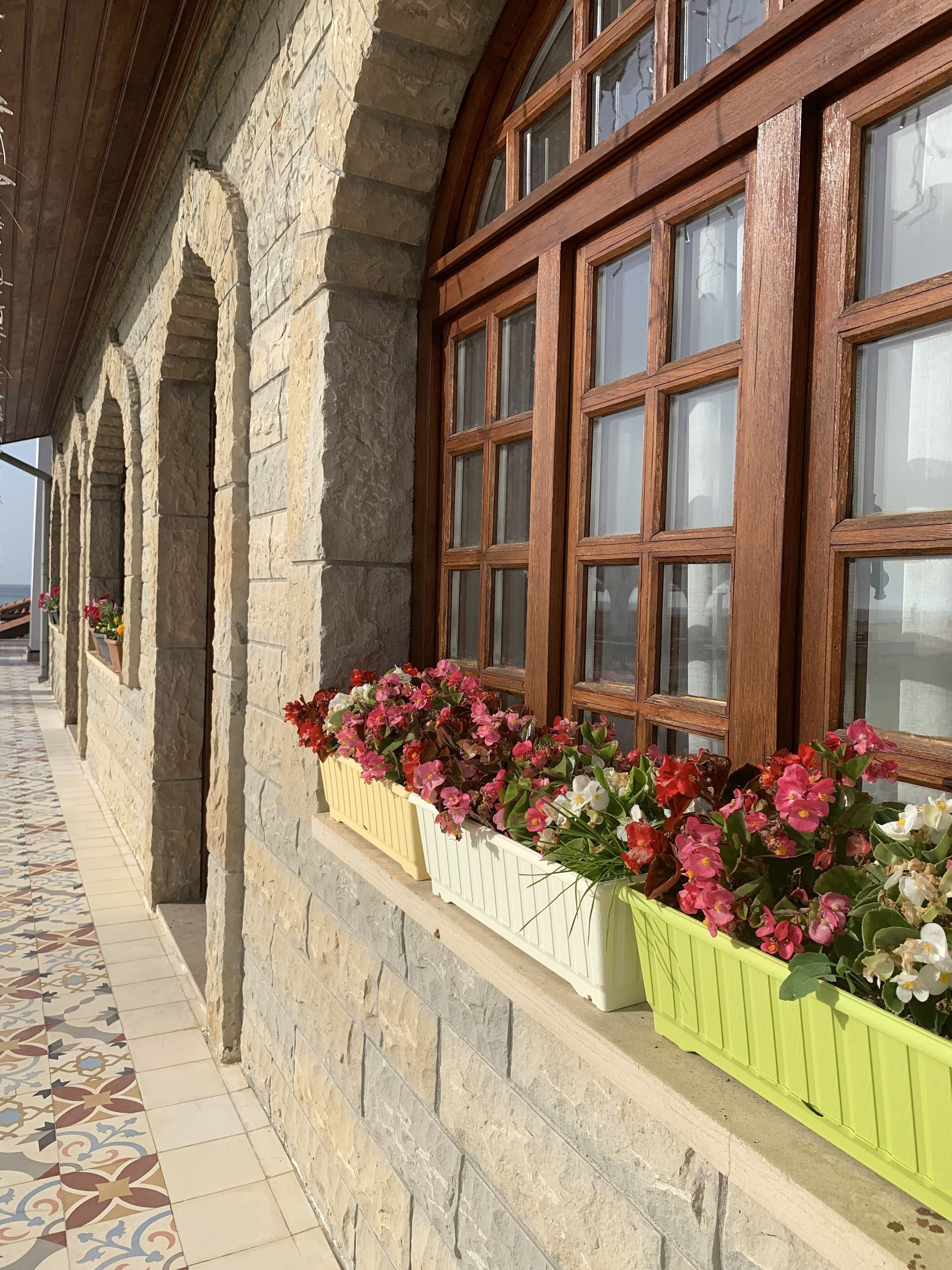 Ein Gebäude mit Steinmauern und Holzfensterläden.