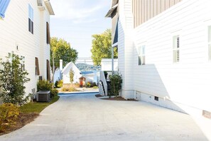 Property grounds - Blue Bird Cottage at River Rocks Plantation (Guntersville)
