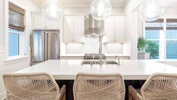 Lemari es, microwave, oven, dan kompor