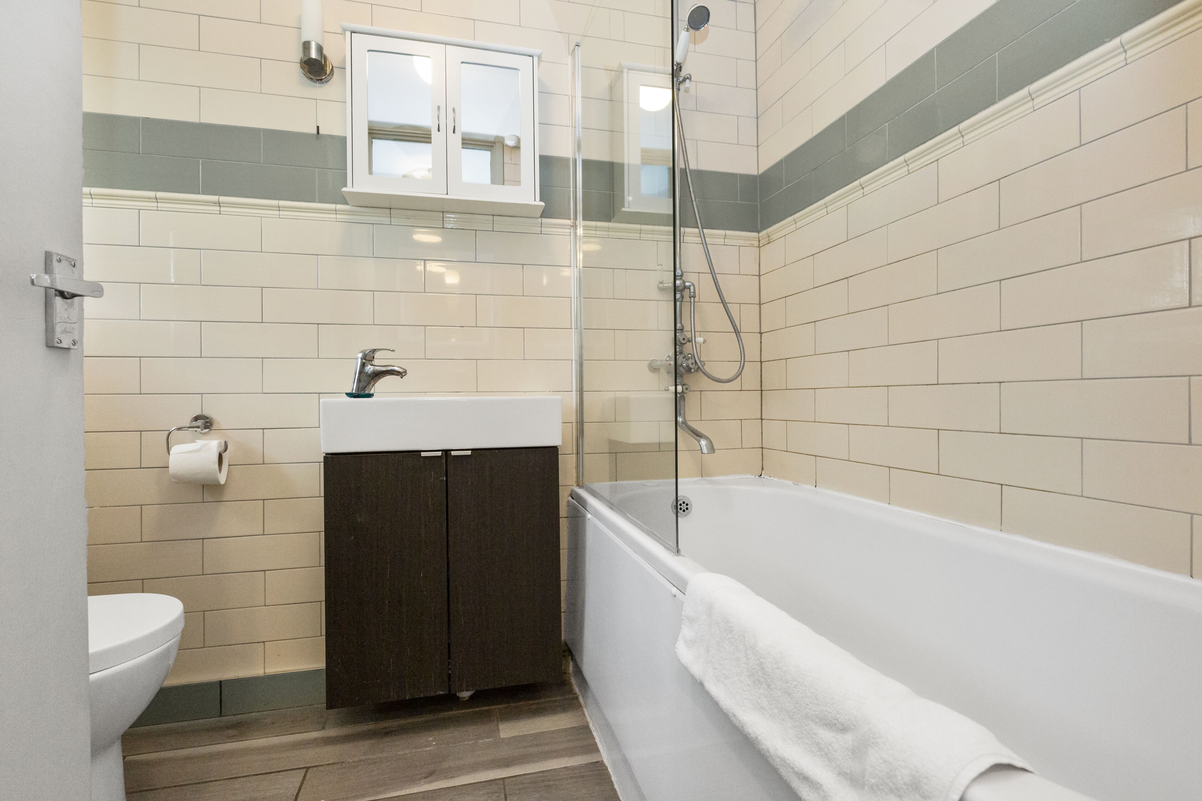 Une salle de bain avec une baignoire, un lavabo et des toilettes.