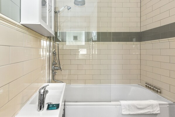 Articles de toilette (gratuits), serviettes fournies