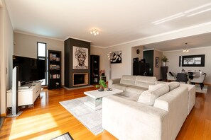 TV - Villa Nunes, a Big House with private pool (Arco da Calheta)