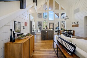 Smart-TV, Kamin, Videospiele, Bücher