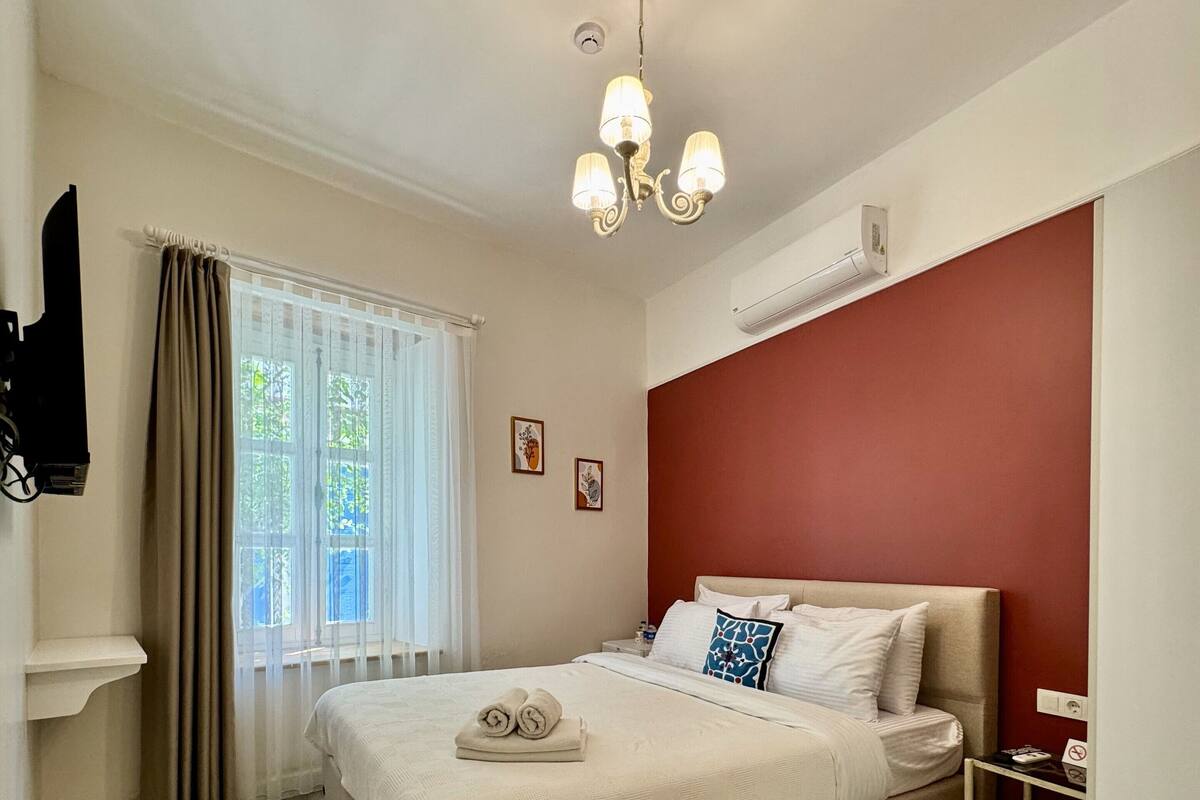 Egyptian cotton sheets, premium bedding, minibar, laptop workspace