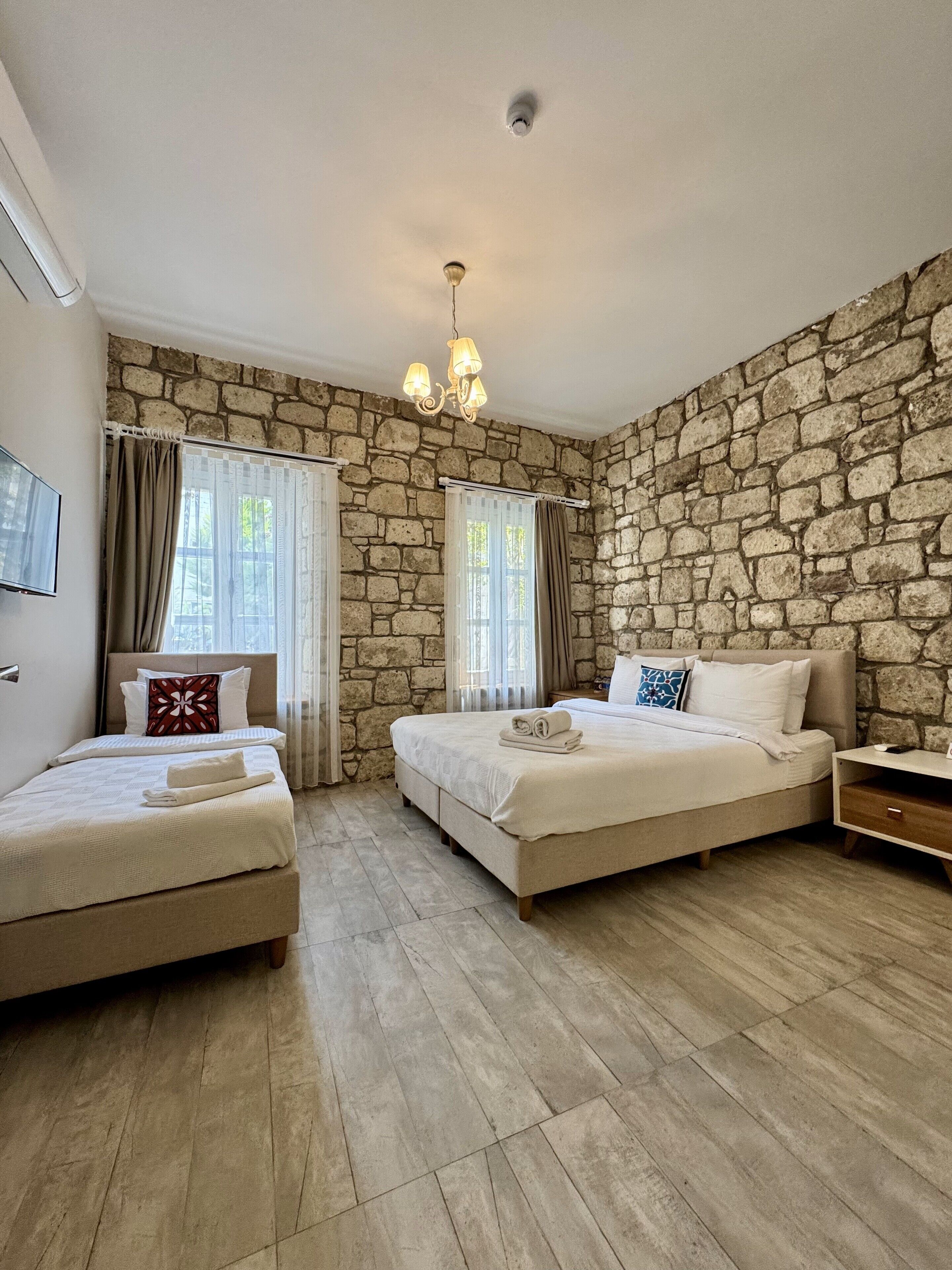 Sábanas de algodón egipcio, ropa de cama de alta calidad y minibar 