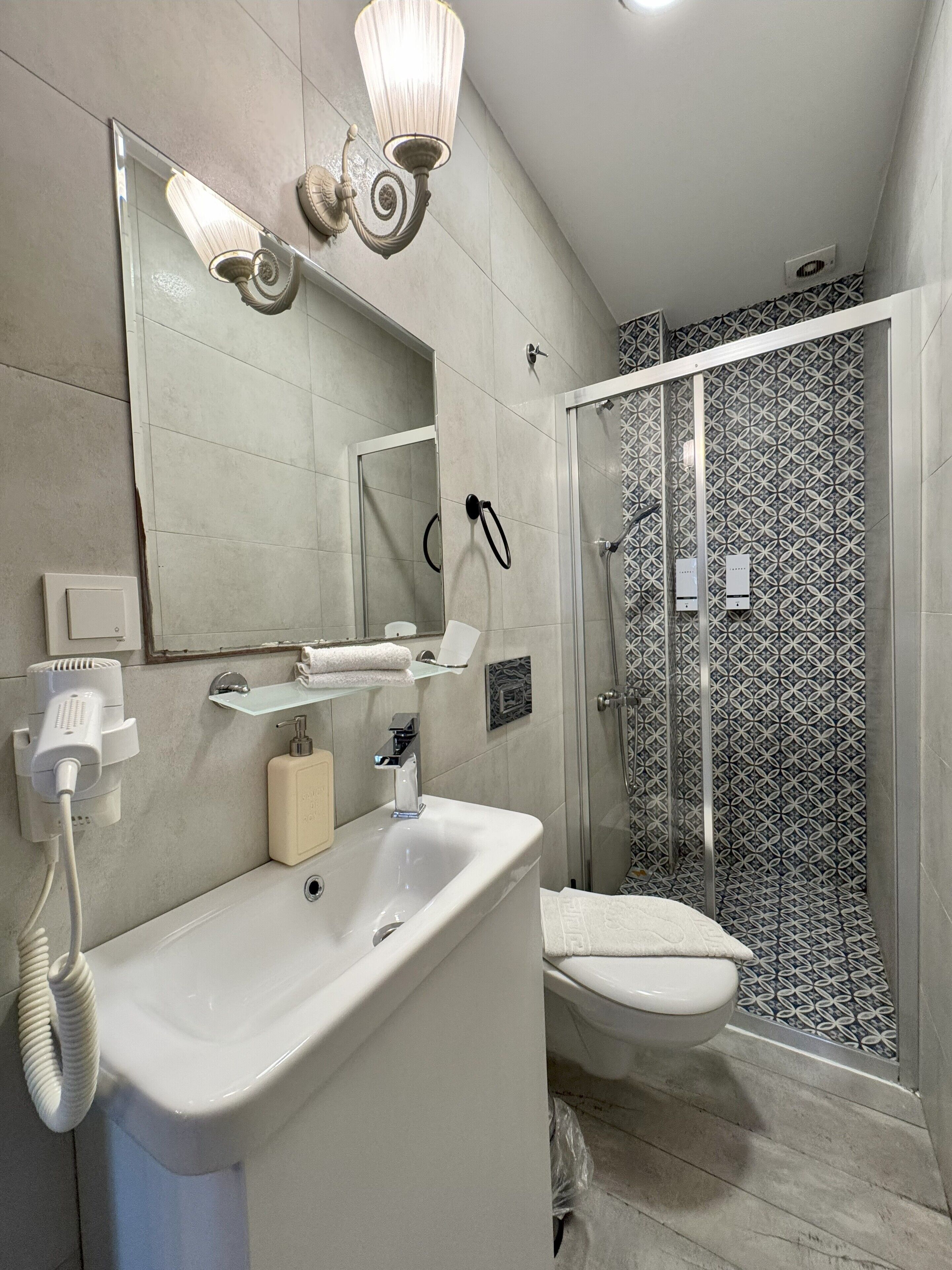 ห้องดีลักซ์ดับเบิล | ห้องน้ำ | ฝักบัว, ของใช้ในห้องน้ำฟรี, ไดร์เป่าผม, รองเท้าสวมภายในห้อง