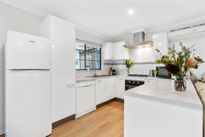 Fridge, microwave, oven, stovetop - Banksia Beachhouse 38 Kightley Rd Goolwa Beach (Goolwa Beach)