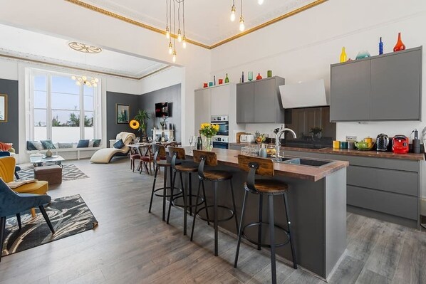 Réfrigérateur, micro-ondes, four, lave-vaisselle