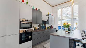 雪櫃、微波爐、焗爐、洗碗機