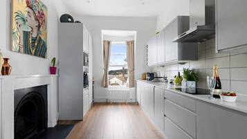 Réfrigérateur, micro-ondes, four, lave-vaisselle