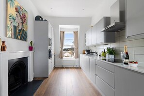 Kühlschrank, Mikrowelle, Ofen, Geschirrspüler