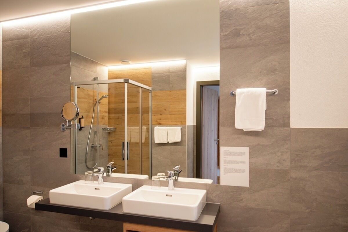 Douche à « effet pluie », chaussons