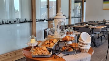 Desayuno buffet diario (CHF 25 por persona)