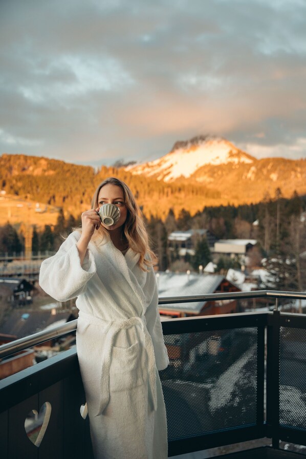 Hochwertige Bettwaren, Zimmersafe, individuell dekoriert
