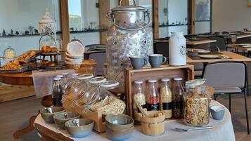 Daily buffet breakfast (CHF 25 per person)