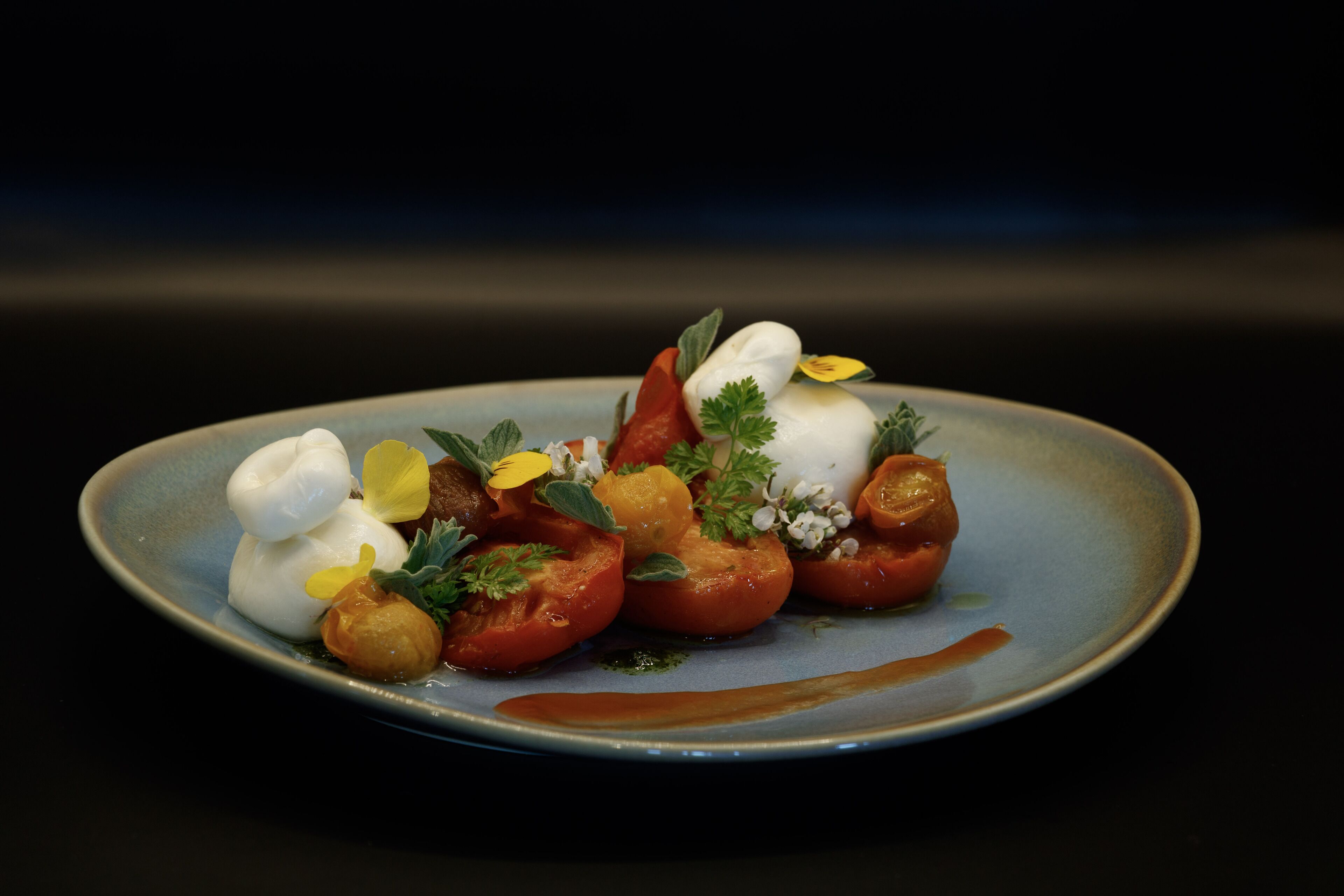 Un plato de comida con diversas verduras y guarniciones.