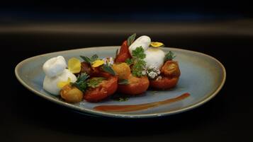 Un plato de comida con diversas verduras y guarniciones.