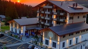 Un hotel de varios pisos con estacionamiento y un área de estar al aire libre.