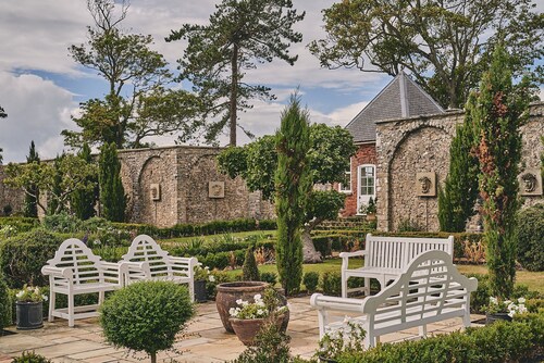 Alium Cottage Gileston Manor