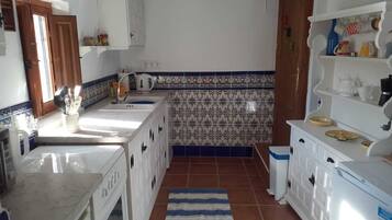 Een koelkast, een oven, een kookplaat, een vaatwasser