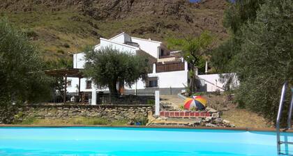 Delightful Rural Cottage with pool.