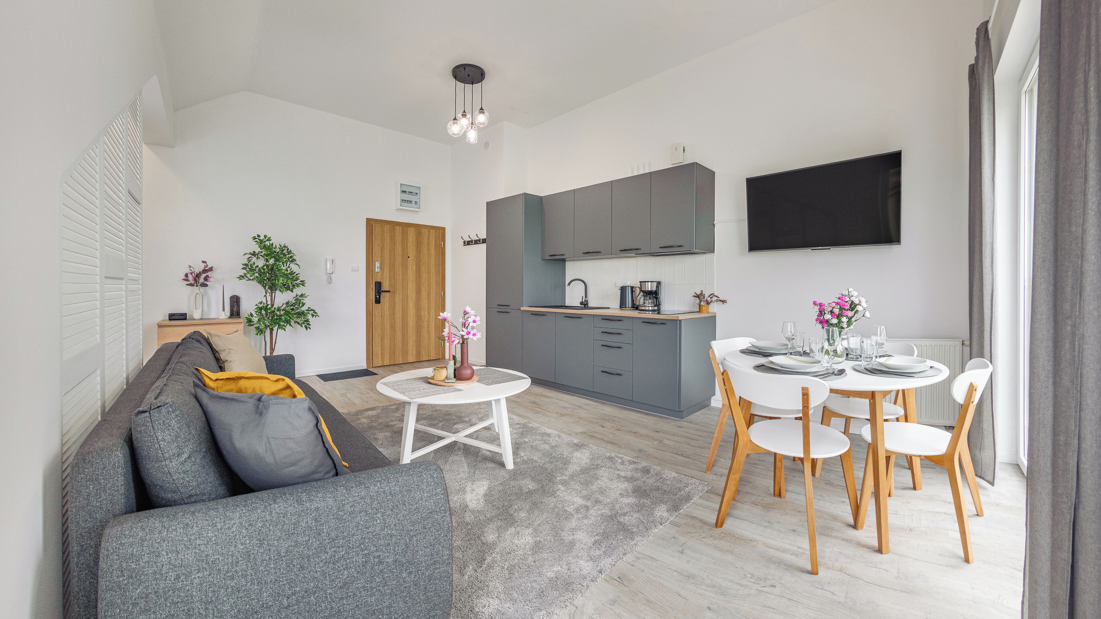 Un appartement moderne comprenant un salon, un coin repas et une cuisine.