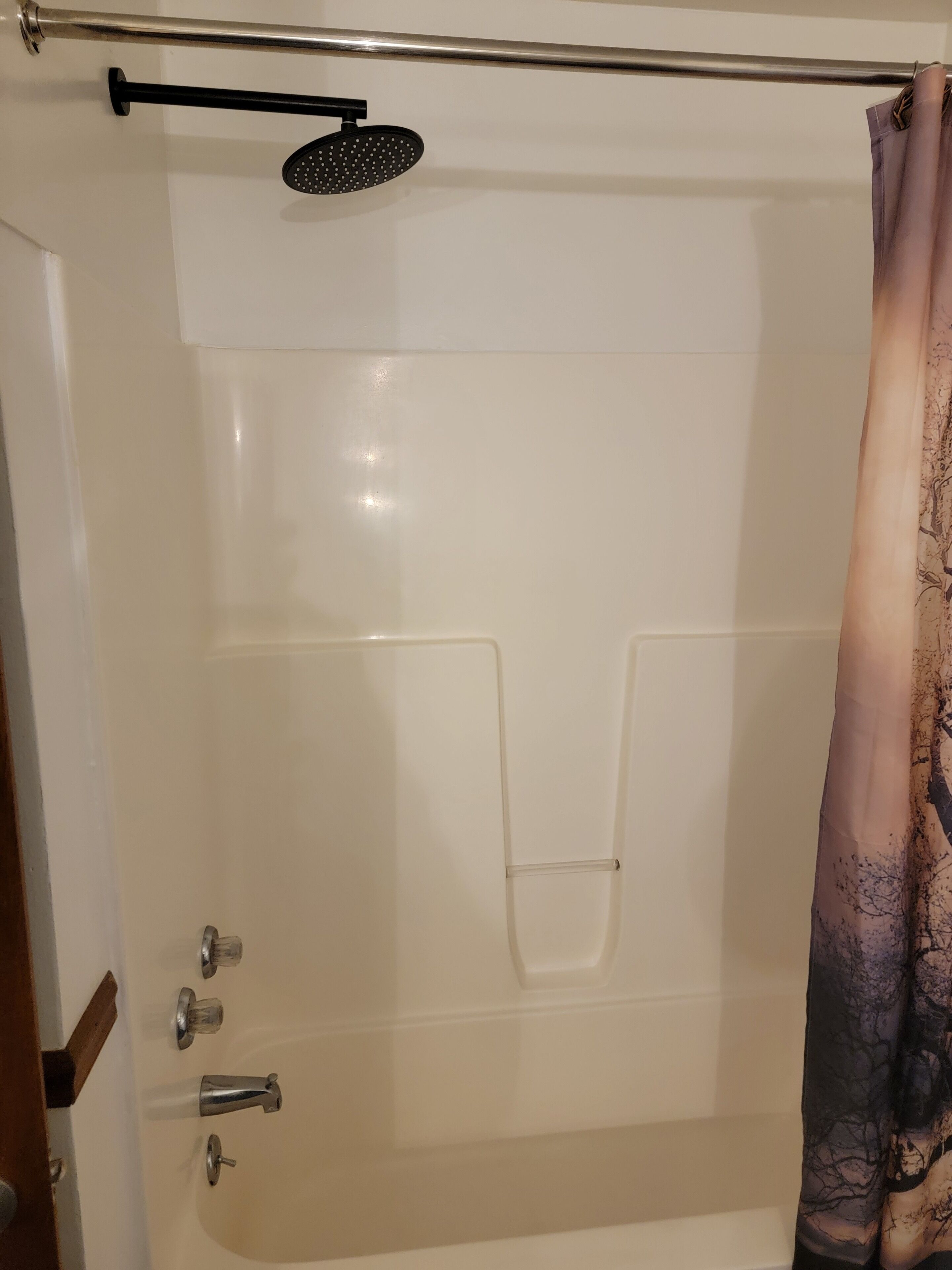 Badewanne, Haartrockner, Handtücher, Seife