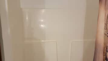 Een bad, een haardroger, handdoeken, zeep