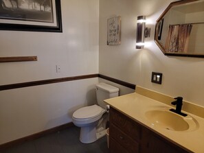 浴槽、タオル、石鹸、トイレットペーパー