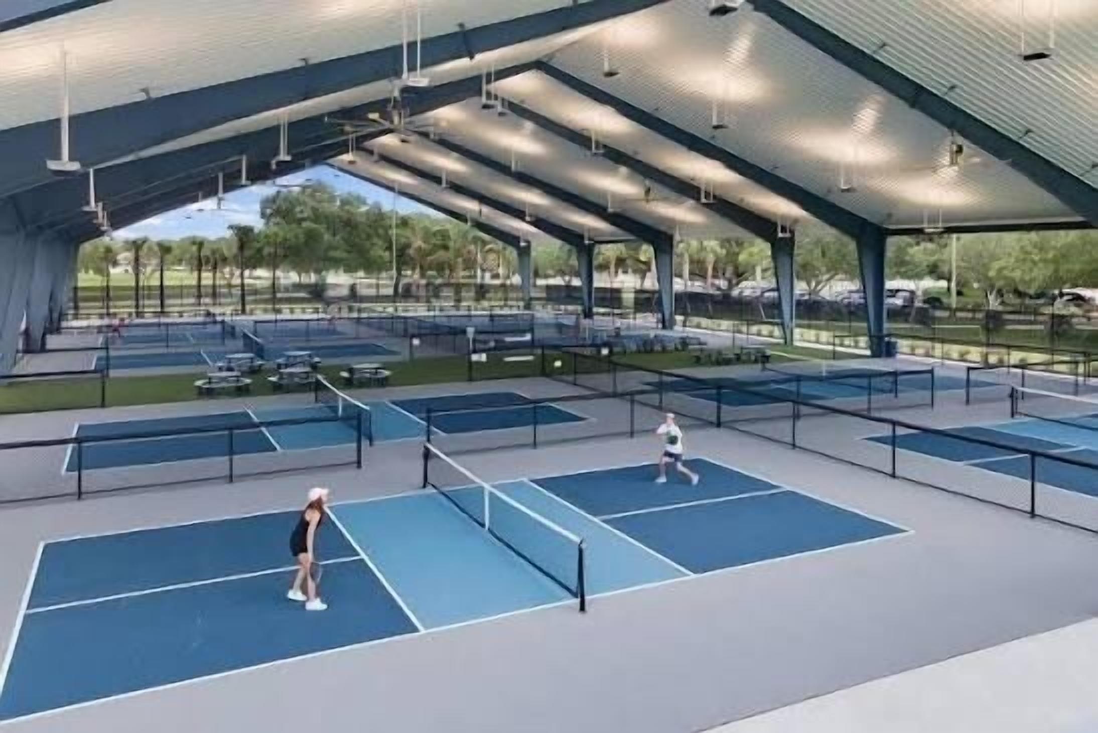 Campi da tennis all'aperto, diversi campi e un'area coperta con posti a sedere.