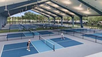 Campi da tennis all'aperto, diversi campi e un'area coperta con posti a sedere.
