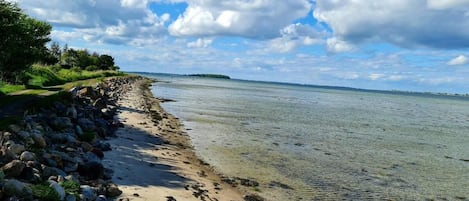 Nära stranden, vit sandstrand och transport till/från stranden