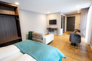 Habitación Deluxe doble | Zona de estar | Una Smart TV, Netflix, servicios de streaming, una oficina