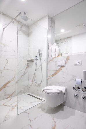 Deluxe Double Room | Bathroom | Shower, rainfall showerhead, hair dryer, heated floors - B-Chill (Düsseldorf)