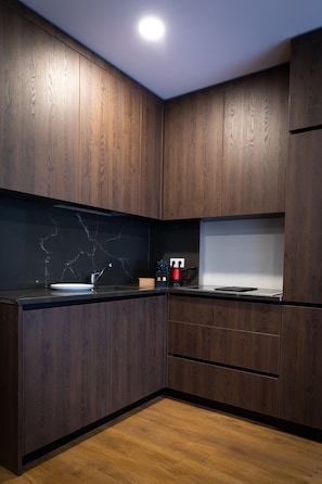 Quarto casal luxo | Cozinha privada | Geladeira grande, cooktop, lava-louças, máquina de café expresso