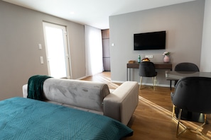 Quarto casal luxo de uso individual | Área de estar | Smart TV 43 polegadas com canais digitais, TV, Netflix