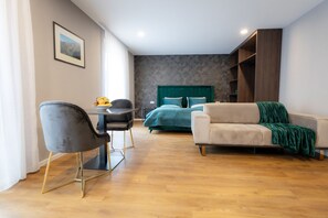 Kahden hengen deluxe-huone | Oleskelualue | Älytelevisio, Netflix, suoratoistopalvelut, työhuone