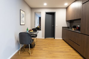 Quarto casal luxo de uso individual | Cozinha privada | Geladeira grande, cooktop, lava-louças, máquina de café expresso