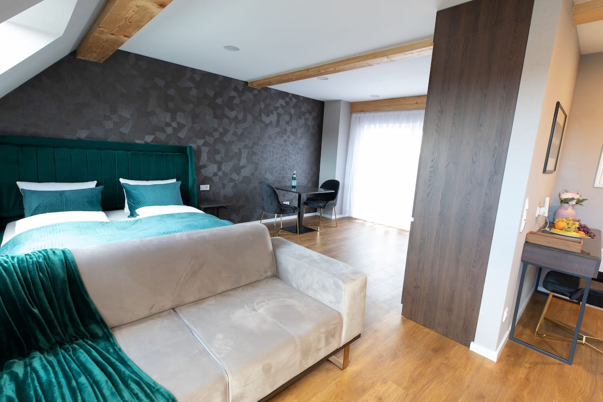 Un dormitorio moderno con una cama grande, un escritorio y vistas a la ciudad.