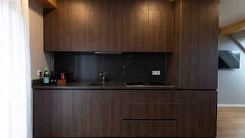 Suite estudio Deluxe | Cocina privada | Refrigerador con congelador, parrilla de estufa y lavavajillas