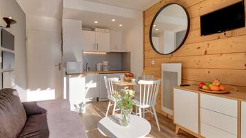 Kylskåp, mikrovågsugn, spishäll och diskmaskin