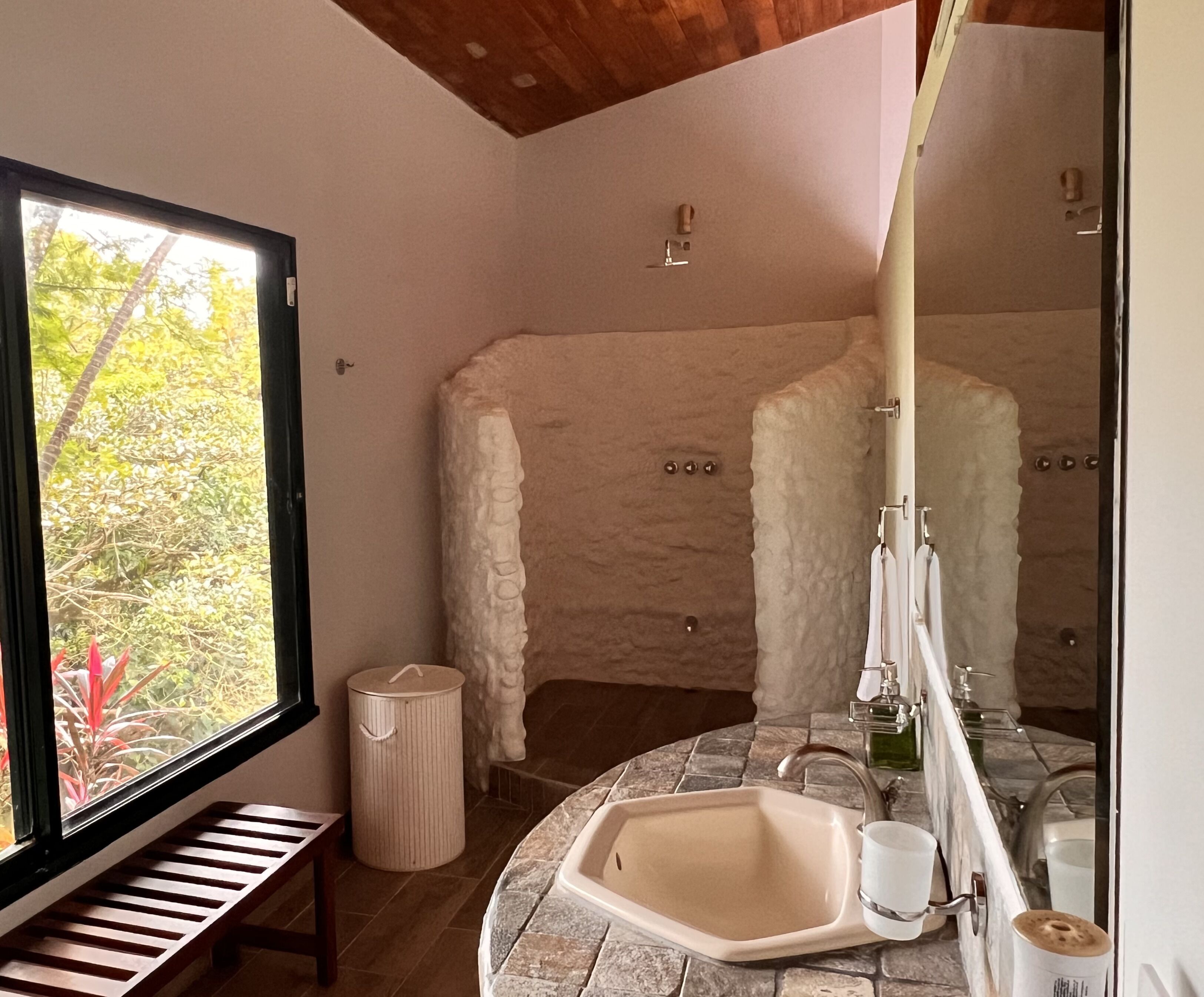 Deluxe kamer, 1 twee- of 2 eenpersoonsbedden | Badkamer | Een douche, gratis toiletartikelen, handdoeken