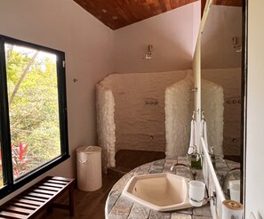 Deluxe Double or Twin Room | Bathroom | Shower, free toiletries, towels