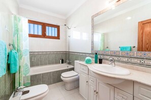 Combinació de dutxa i banyera, bidet i tovalloles 