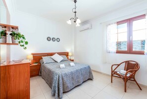 3 habitaciones, tabla de planchar con plancha, wifi y ropa de cama 