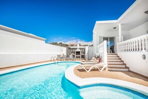 Een verwarmd zwembad